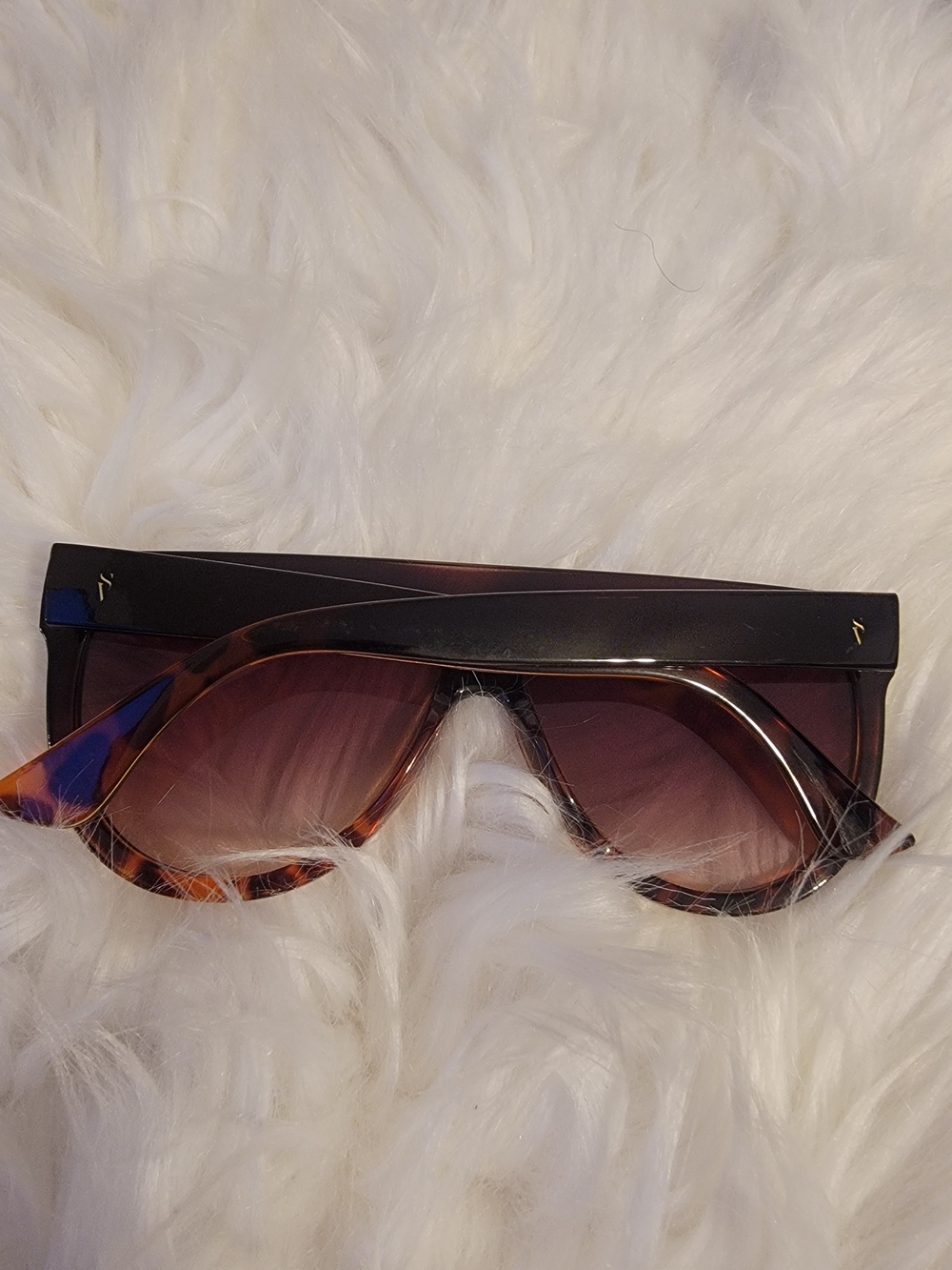 Tortoiseshell Sunglasses - Classic Brown Simply Vera - Picture 3 of 5